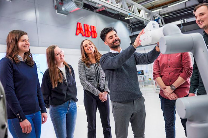 ABB-studie visar att nyindustrialiseringen är i riskzonen på grund av global utbildningsklyfta inom automation